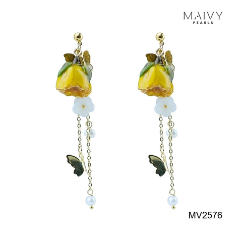MV2576 - Bông tai hoa hồng sấy khô phủ keo dáng dài mix ngọc trai và charm hồ điệp bạc mạ vàng 18k