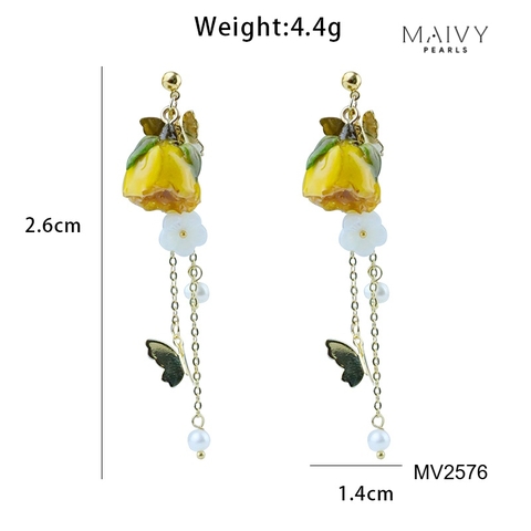 MV2576 - Bông tai hoa hồng sấy khô phủ keo dáng dài mix ngọc trai và charm hồ điệp bạc mạ vàng 18k
