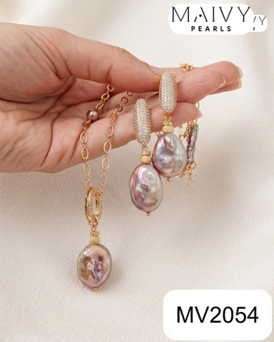 MV2054 | Set Dây Chuyền Và Bông Tai Ngọc Trai Cúc Áo Hồng Ánh Tím - Trẻ Trung, Tôn Da Và Tinh Tế
