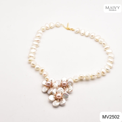 MV2502 - Dây chuyền ngọc trai trắng mặt kết 3 hoa nhụy hồng.