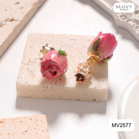 MV2577 - Bông tai hoa hồng phủ keo mix charm hoa linh lan 2 màu hồng/vàng