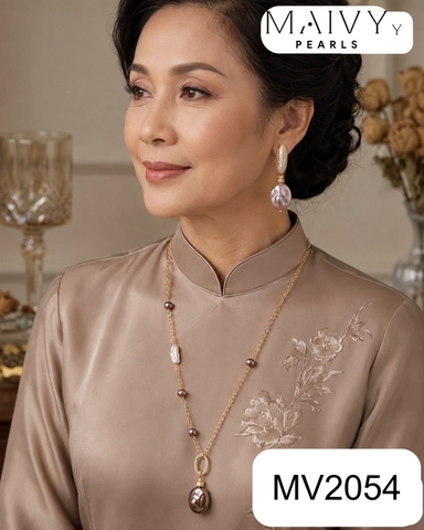 MV2054 | Set Dây Chuyền Và Bông Tai Ngọc Trai Cúc Áo Hồng Ánh Tím - Trẻ Trung, Tôn Da Và Tinh Tế