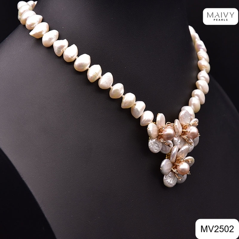 MV2502 - Dây chuyền ngọc trai trắng mặt kết 3 hoa nhụy hồng.