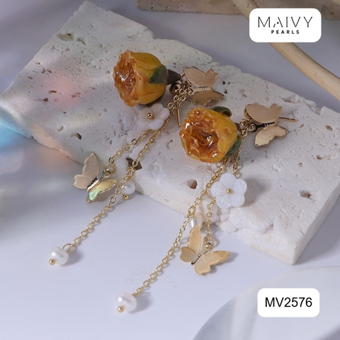 MV2576 - Bông tai hoa hồng sấy khô phủ keo dáng dài mix ngọc trai và charm hồ điệp bạc mạ vàng 18k