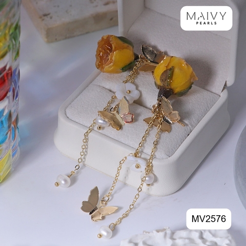 MV2576 - Bông tai hoa hồng sấy khô phủ keo dáng dài mix ngọc trai và charm hồ điệp bạc mạ vàng 18k