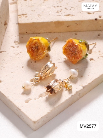MV2577 - Bông tai hoa hồng phủ keo mix charm hoa linh lan 2 màu hồng/vàng