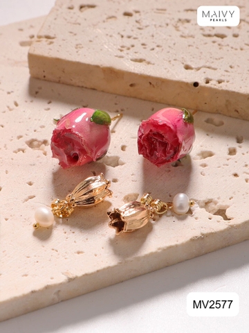 MV2577 - Bông tai hoa hồng phủ keo mix charm hoa linh lan 2 màu hồng/vàng