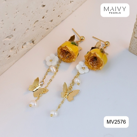 MV2576 - Bông tai hoa hồng sấy khô phủ keo dáng dài mix ngọc trai và charm hồ điệp bạc mạ vàng 18k