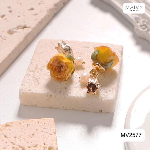 MV2577 - Bông tai hoa hồng phủ keo mix charm hoa linh lan 2 màu hồng/vàng