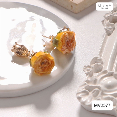MV2577 - Bông tai hoa hồng phủ keo mix charm hoa linh lan 2 màu hồng/vàng