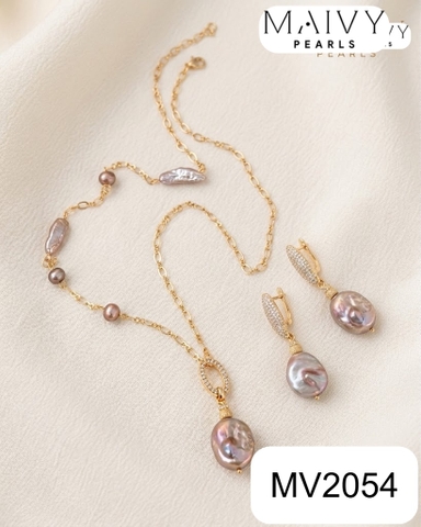MV2054 | Set Dây Chuyền Và Bông Tai Ngọc Trai Cúc Áo Hồng Ánh Tím - Trẻ Trung, Tôn Da Và Tinh Tế