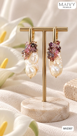 MV2307 - Hoa tai đá chùm hồng nhấn ngọc trai baroque trắng