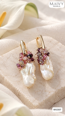 MV2307 - Hoa tai đá chùm hồng nhấn ngọc trai baroque trắng