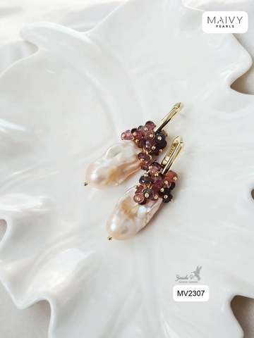 MV2307 - Hoa tai đá chùm hồng nhấn ngọc trai baroque trắng
