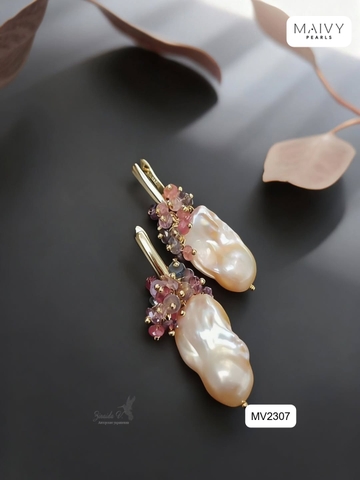 MV2307 - Hoa tai đá chùm hồng nhấn ngọc trai baroque trắng