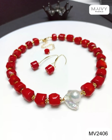 MV2406 - Set san hô đỏ tự nhiên hình khối gồm dây chuyền nhấn viên ngọc trai baroque trắng và bông tai khuyên móc