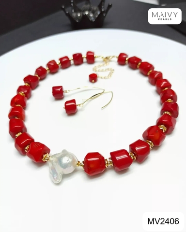 MV2406 - Set san hô đỏ tự nhiên hình khối gồm dây chuyền nhấn viên ngọc trai baroque trắng và bông tai khuyên móc