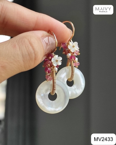 MV2433 - Bông tai đá tự nhiên mix xà cừ hình đồng điếu trắng khuyên móc