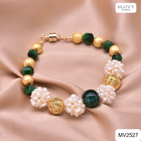 MV2527- Lắc tay ngọc trại dị nhí trắng kết chùm mix đá xanh và charm bạc 925 mạ vàng 18k