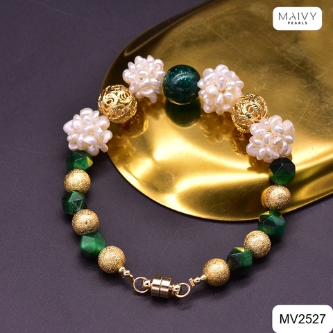 MV2527- Lắc tay ngọc trại dị nhí trắng kết chùm mix đá xanh và charm bạc 925 mạ vàng 18k