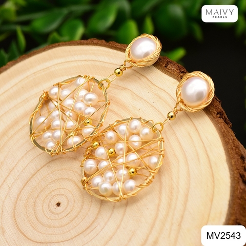 MV2543 - Bông tai ngọc trai trắng xếp tạo kiểu trong vòng tròng bạc 925 mạ vàng 18k