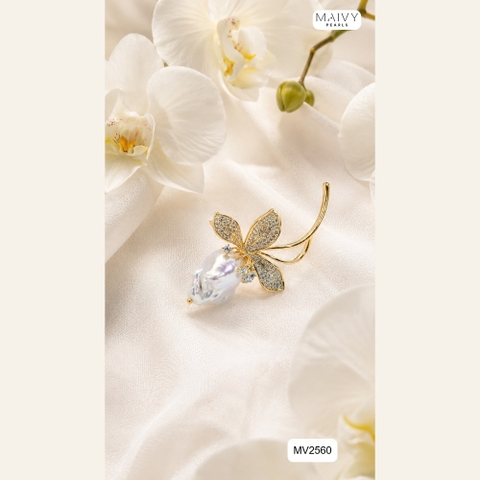 Cài áo hoa 4 cánh đính đá nhụy ngọc trai baroque mạ vàng MV2560