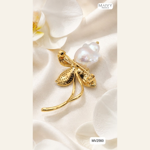 Cài áo hoa 4 cánh đính đá nhụy ngọc trai baroque mạ vàng MV2560