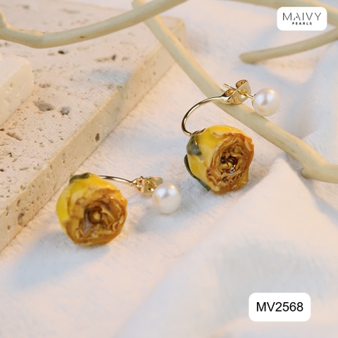 MV2568  - Bông tai hoa hồng khô phủ keo mix ngọc trai trắng màu vàng