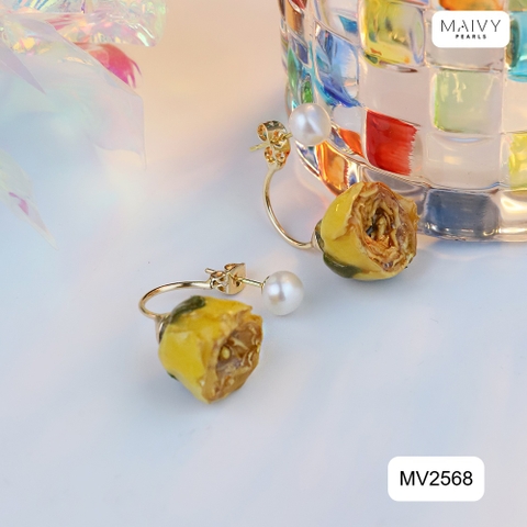 MV2568  - Bông tai hoa hồng khô phủ keo mix ngọc trai trắng màu vàng