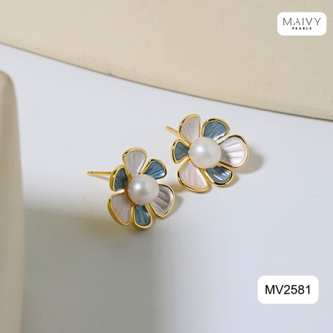 MV2581- Bông tai hoa 6 cánh nhấn nhụy ngọc trai ngọt tròn trắng sz 5-6mm