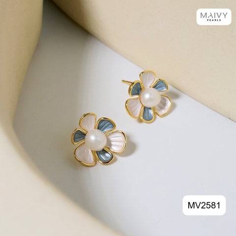 MV2581- Bông tai hoa 6 cánh nhấn nhụy ngọc trai ngọt tròn trắng sz 5-6mm