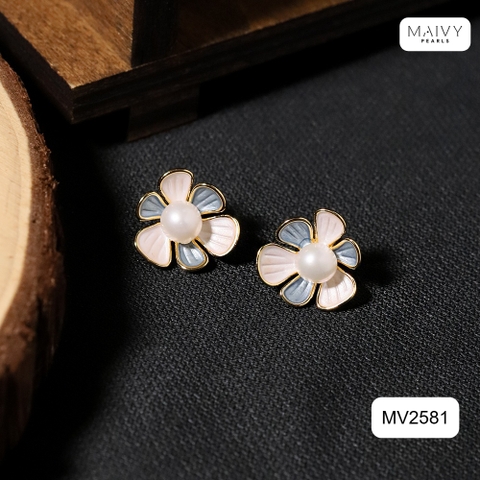 MV2581- Bông tai hoa 6 cánh nhấn nhụy ngọc trai ngọt tròn trắng sz 5-6mm