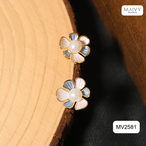 MV2581- Bông tai hoa 6 cánh nhấn nhụy ngọc trai ngọt tròn trắng sz 5-6mm