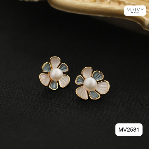 MV2581- Bông tai hoa 6 cánh nhấn nhụy ngọc trai ngọt tròn trắng sz 5-6mm