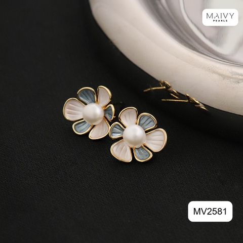MV2581- Bông tai hoa 6 cánh nhấn nhụy ngọc trai ngọt tròn trắng sz 5-6mm