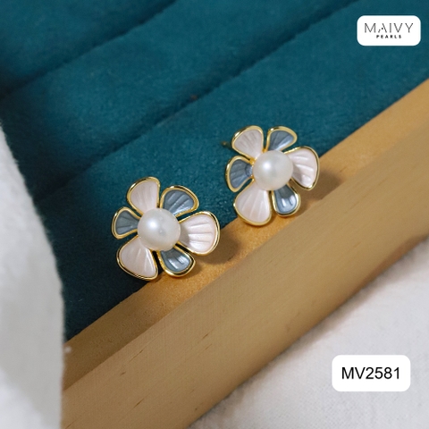 MV2581- Bông tai hoa 6 cánh nhấn nhụy ngọc trai ngọt tròn trắng sz 5-6mm