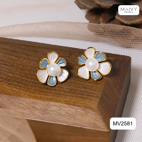 MV2581- Bông tai hoa 6 cánh nhấn nhụy ngọc trai ngọt tròn trắng sz 5-6mm