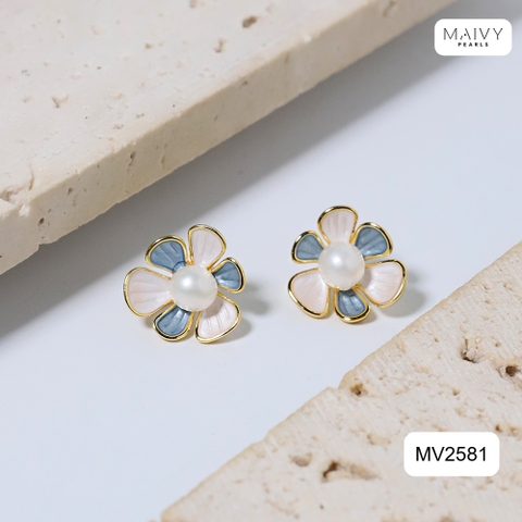 MV2581- Bông tai hoa 6 cánh nhấn nhụy ngọc trai ngọt tròn trắng sz 5-6mm