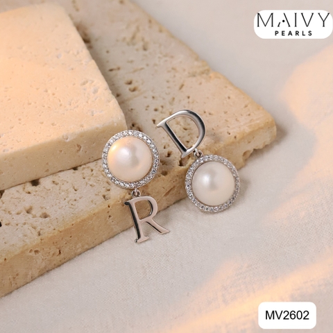 MV2602 - Bông tai ngọc trai trắng size 8mm đối xứng mix chữ DR