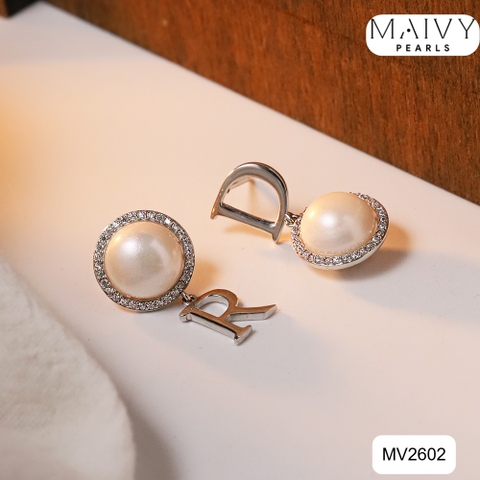 MV2602 - Bông tai ngọc trai trắng size 8mm đối xứng mix chữ DR