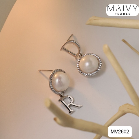 MV2602 - Bông tai ngọc trai trắng size 8mm đối xứng mix chữ DR