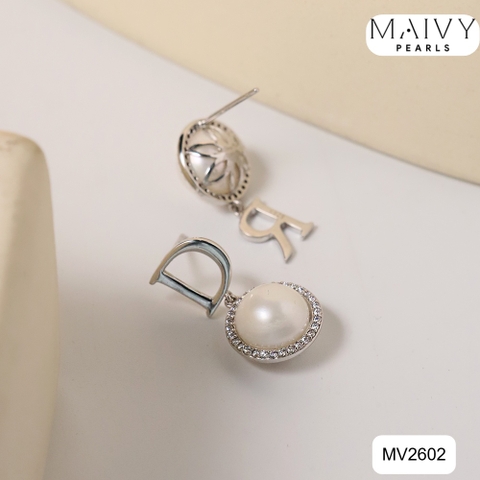 MV2602 - Bông tai ngọc trai trắng size 8mm đối xứng mix chữ DR