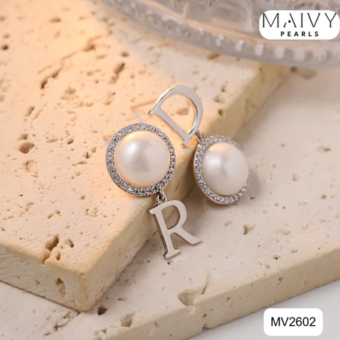 MV2602 - Bông tai ngọc trai trắng size 8mm đối xứng mix chữ DR