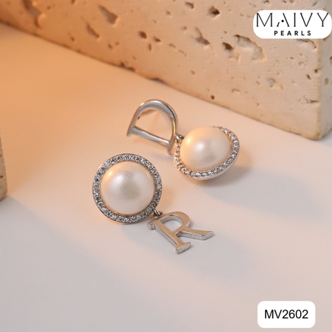 MV2602 - Bông tai ngọc trai trắng size 8mm đối xứng mix chữ DR