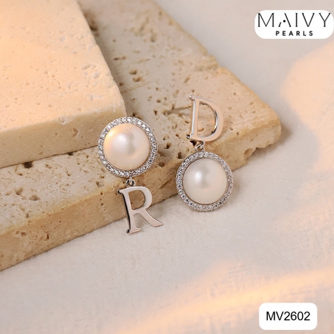 MV2602 - Bông tai ngọc trai trắng size 8mm đối xứng mix chữ DR