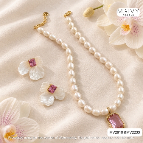 MV2610 - Set dây chuyền ngọc trai gạo màu trắng nhấn mặt đá cz hồng và bông tai xà cừ dáng hoa đào