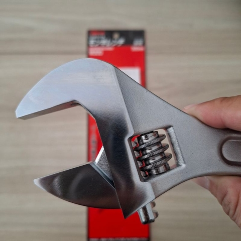 Mỏ lết Lobster M300