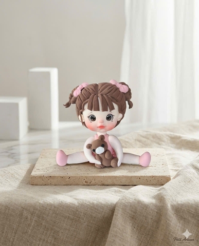 Chibi em bé hồng ôm gấu