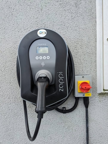 Lắp đặt điện mặt trời hòa lưới và sạc ô tô điện 1p8kwp