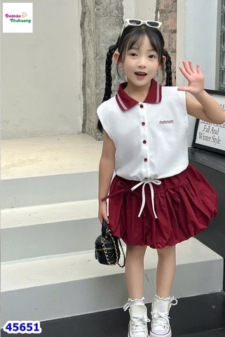 Set áo polo trắng & chân váy bí đỏ